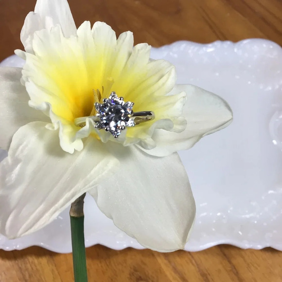 Beautiful Cubic Zirconia Silver Fashion Ring - Size 9 - Picture 7 of 7